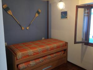 ein Schlafzimmer mit einem Bett mit zwei Rudern an der Wand in der Unterkunft Centro, Colón in Alicante