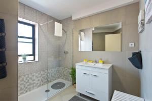 Ένα μπάνιο στο Host Wise - Amazing Comfy Flat with Balcony +32 φωτογραφίες