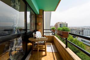 einen Balkon mit einem Tisch und Stadtblick in der Unterkunft Amazing Comfy Flat with Balcony by Host Wise in Matosinhos