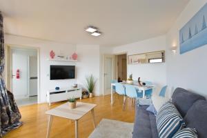 ein Wohnzimmer mit einem Sofa und einem Tisch in der Unterkunft Amazing Comfy Flat with Balcony by Host Wise in Matosinhos