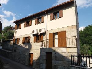 a stone building with windows and a balcony at Casa Dina Doceira in Geres