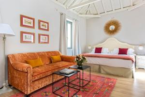 a living room with a couch and a bed at Palacio Bucarelli in Seville