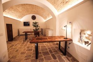 une grande chambre avec deux tables dans un bâtiment dans l'établissement L'IMPERATORE Relax & Charme, à Altamura