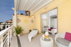 balcone con divano e letto di Hotel Tasso Suites & Spa a Sorrento