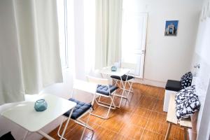 a room with chairs and tables and a window at The Chill(e) in Lisbon