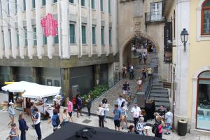 uma multidão de pessoas do lado de fora de um edifício em Arco de Almedina Boutique em Coimbra