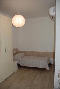 ein Wohnzimmer mit einem Sofa in einem Zimmer in der Unterkunft Casa Anita in Limone sul Garda