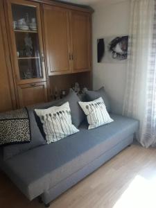 un sofá azul con almohadas en la sala de estar en Apartamento Ondarroa, en Ondárroa