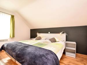 1 dormitorio con 1 cama grande y cabecero negro en Charming Holiday Home in Durbuy with Sauna, en Barvaux