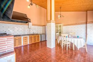 Kuchnia lub aneks kuchenny w obiekcie La torre Casa rural
