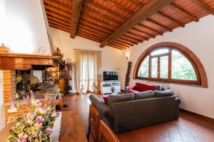 a living room with a couch and a table at La Casa in Toscana in Cortona