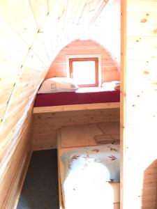 Penzion V Hluboké a Department Glamp客房内的一张或多张床位