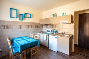 A kitchen or kitchenette at Türkiz Apartman Még 12 kép