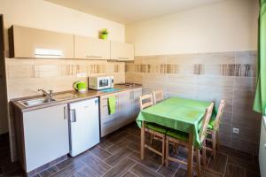 A kitchen or kitchenette at Türkiz Apartman