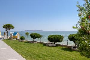 a view of the ocean from a park at Hotel Villa Nisteri in Limenas