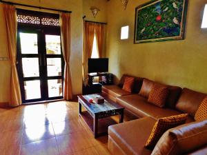ein Wohnzimmer mit einem Sofa und einem Tisch in der Unterkunft Merta House Jasan Village in Tegalalang