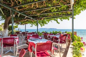 a restaurant with a view of the ocean at Hotel Villa Nisteri in Limenas