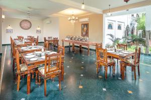 Un restaurante u otro lugar para comer en Hotel Rajasthan Palace