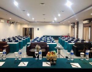 Grand Krakatau Hotel Serang tesisinde bir iş alanı ve/veya konferans odası
