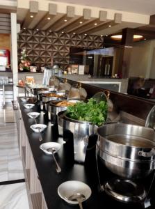 Restaurant o un lloc per menjar a Grand Krakatau Hotel Serang