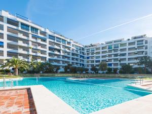 Basen w obiekcie VACATION MARBELLA I Brand New Terrazas de Banús Apt, 24-7 Security, a minute from the Marina, The Sea and Luxury Shopping lub w pobliżu