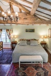 1 dormitorio con cama grande y techo de madera en Cuq en Terrasses, en Cuq-Toulza