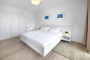 Postel nebo postele na pokoji v ubytování Zlatni Zalaz,Apartments,Supetarska Draga
