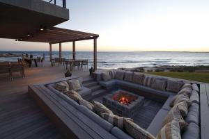 - un foyer extérieur sur une terrasse au bord de l'océan dans l'établissement Playa Vik Jose Ignacio, à José Ignacio