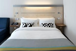 
Ein Bett oder Betten in einem Zimmer der Unterkunft Holiday Inn Express Singen, an IHG Hotel

