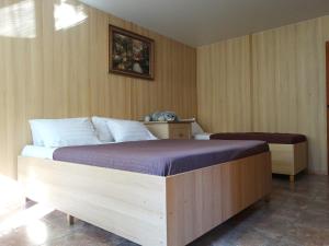 トゥーラにあるInndays on Fr. Engelsaのベッドルーム1室(大型木製ベッド1台付)