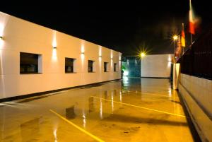 an empty hallway of a building at night at Hotel Restaurante Caracho in Corella
