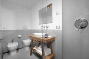 A bathroom at La Piazzetta Guest House