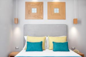 A bed or beds in a room at La Piazzetta Guest House