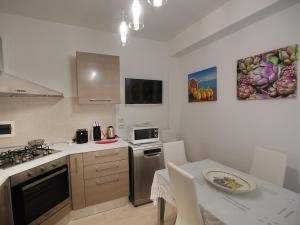 A kitchen or kitchenette at Le Villette - Taormina