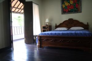 Tempat tidur dalam kamar di De Puspa Residence Seminyak