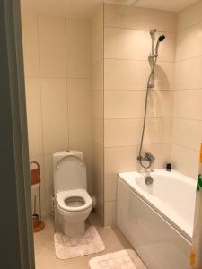 łazienka z toaletą i wanną w obiekcie Apartments in Vabaduse 72 w mieście Narva-Jõesuu