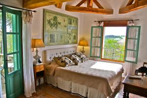 a bedroom with a bed and a window at Cuq en Terrasses in Cuq-Toulza