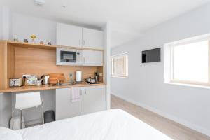 Una cocina o zona de cocina en SWUITE GALWAY