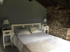 サンタ・エウラリア・デ・オスコスにあるAndurina De Los Oscosのベッドルーム1室(ベッド1台、ナイトスタンド2台、ランプ2つ付)