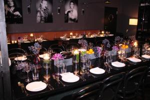 un lungo tavolo con bicchieri e candele in un ristorante di Hotel MANI by AMANO a Berlino