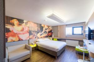 Postel nebo postele na pokoji v ubytování Ibis Styles Lille Marcq En Baroeul
