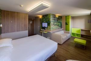Postel nebo postele na pokoji v ubytování Ibis Styles Lille Marcq En Baroeul