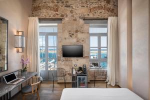 Televízia a/alebo spoločenská miestnosť v ubytovaní Ambassadors Residence Boutique Hotel