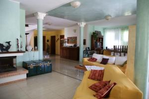 sala de estar con sofá y chimenea en Villa Naclerio, en Sarzana