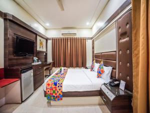 מיטה או מיטות בחדר ב-FabHotel Santoor Geeta Bhawan Square
