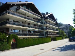 un edificio con balcones al lado de una calle en Résidence Les Mandarins D en Crans-Montana