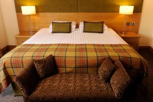 Ein Bett oder Betten in einem Zimmer der Unterkunft Craigmhor Lodge & Courtyard