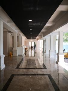 un corridoio in un edificio con colonne e soffitto nero di Hotel Campo Marzio a Vicenza