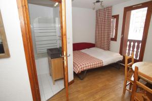 Habitación pequeña con cama y habitación pequeña con espejo en Résidence Odalys Val-Claret, en Tignes