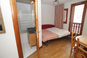 a small room with a bed and a small room with a mirror at Résidence Odalys Val-Claret in Tignes